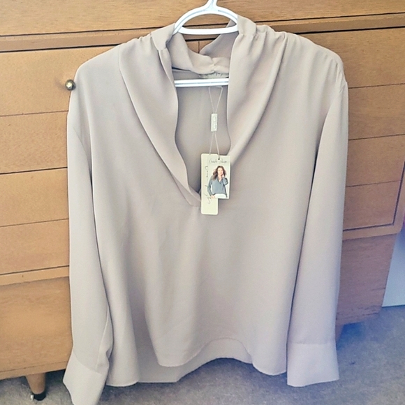 Both Pieces ◇Kenzie cropped jacket and Charlie Paige V-neck blouse - Picture 3 of 6